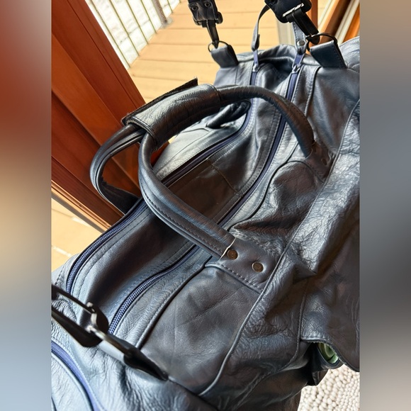 Mexican made navy blue leather carry on, duffle bag. Handles and removable strap - Picture 12 of 16